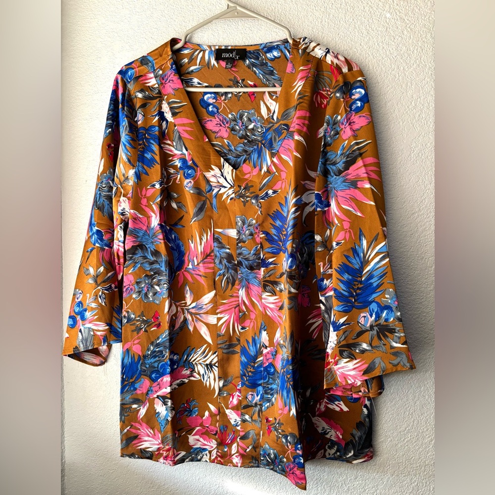 Mod X Floral V-Neck Women's Top NWOT Lightweight Satin Like Feel